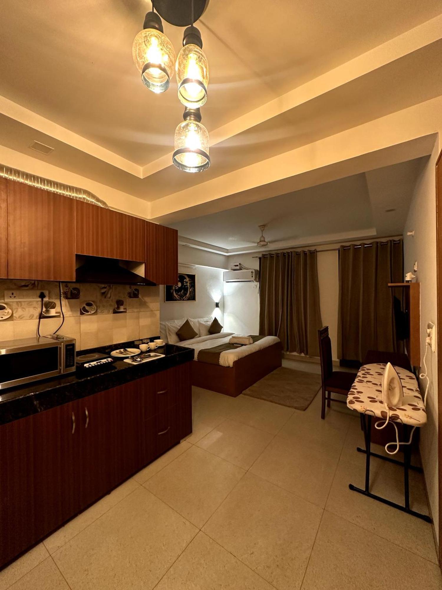 Aura Luxury Studio I Couple Friendly I Near Golf Course Road, Sector 57, 구르가온 외부 사진