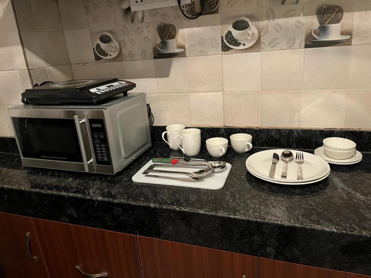 Aura Luxury Studio I Couple Friendly I Near Golf Course Road, Sector 57, 구르가온 외부 사진