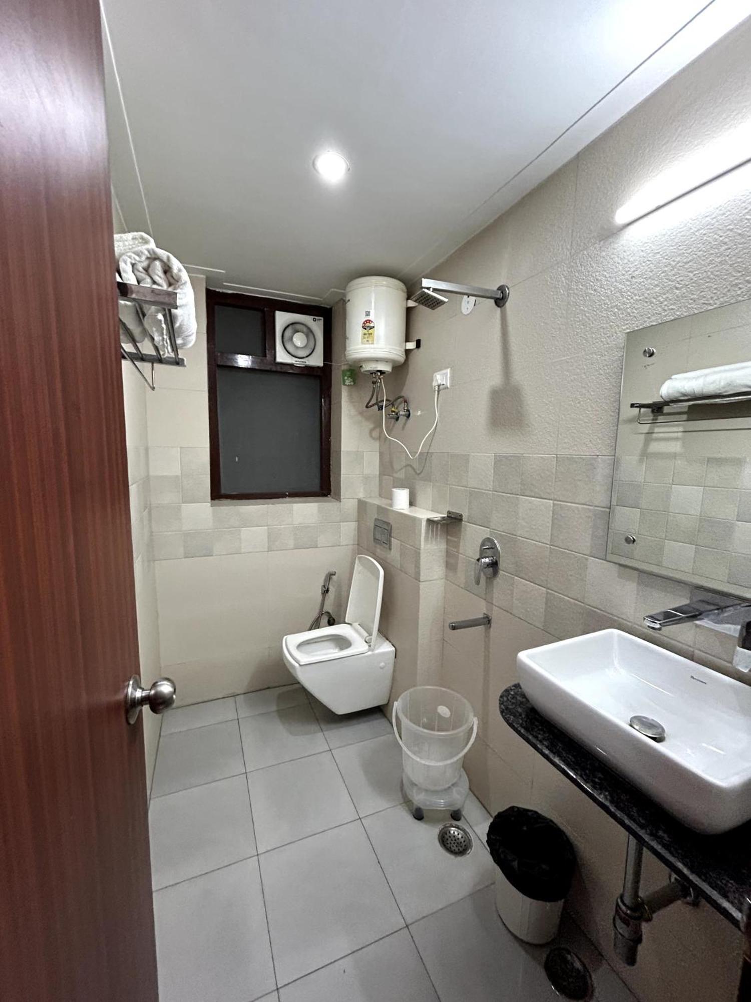 Aura Luxury Studio I Couple Friendly I Near Golf Course Road, Sector 57, 구르가온 외부 사진