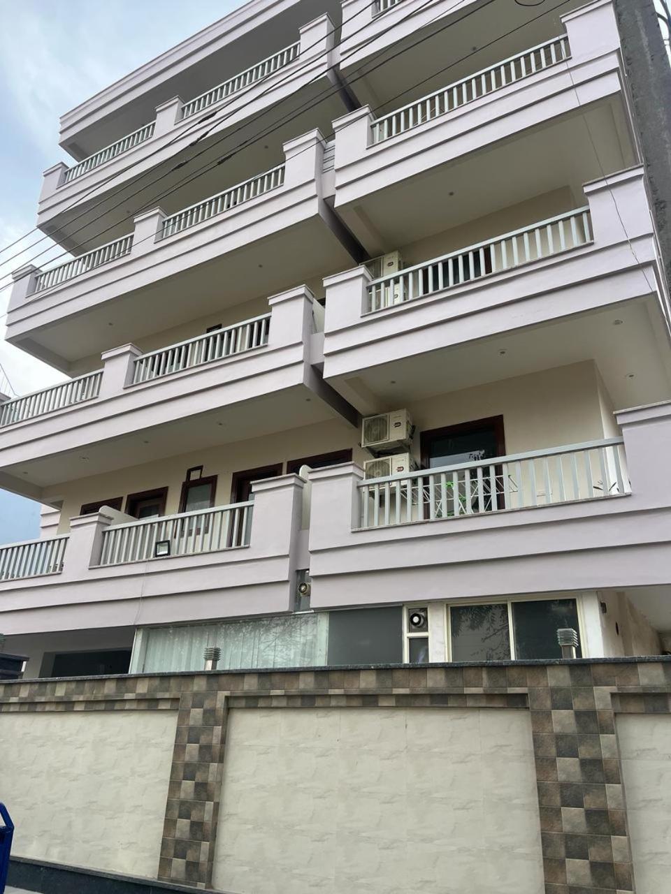 Aura Luxury Studio I Couple Friendly I Near Golf Course Road, Sector 57, 구르가온 외부 사진