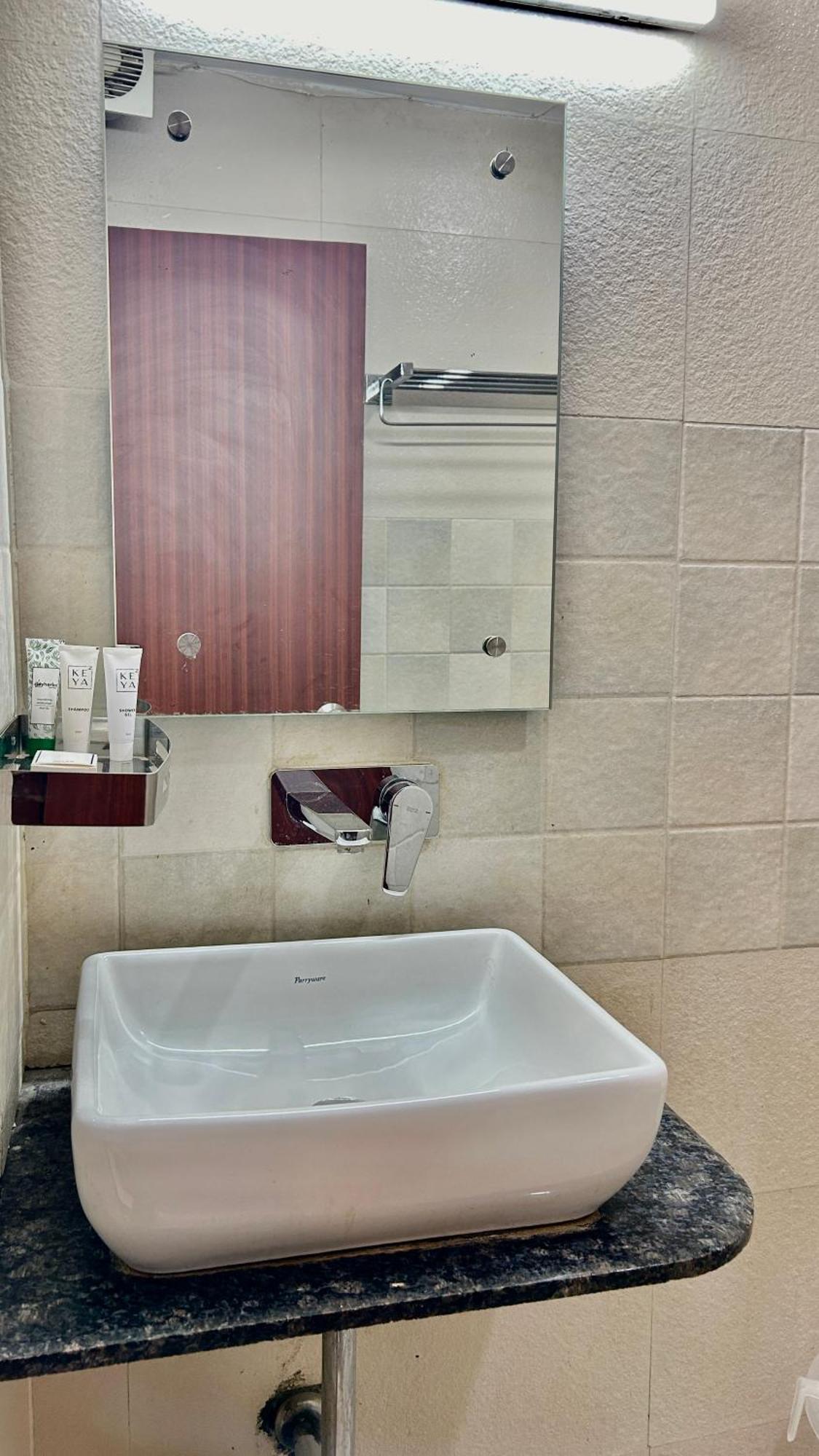 Aura Luxury Studio I Couple Friendly I Near Golf Course Road, Sector 57, 구르가온 외부 사진