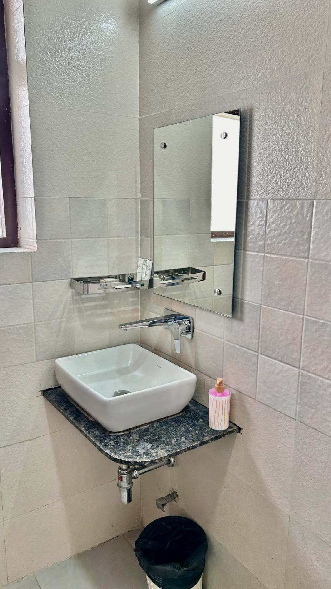 Aura Luxury Studio I Couple Friendly I Near Golf Course Road, Sector 57, 구르가온 외부 사진