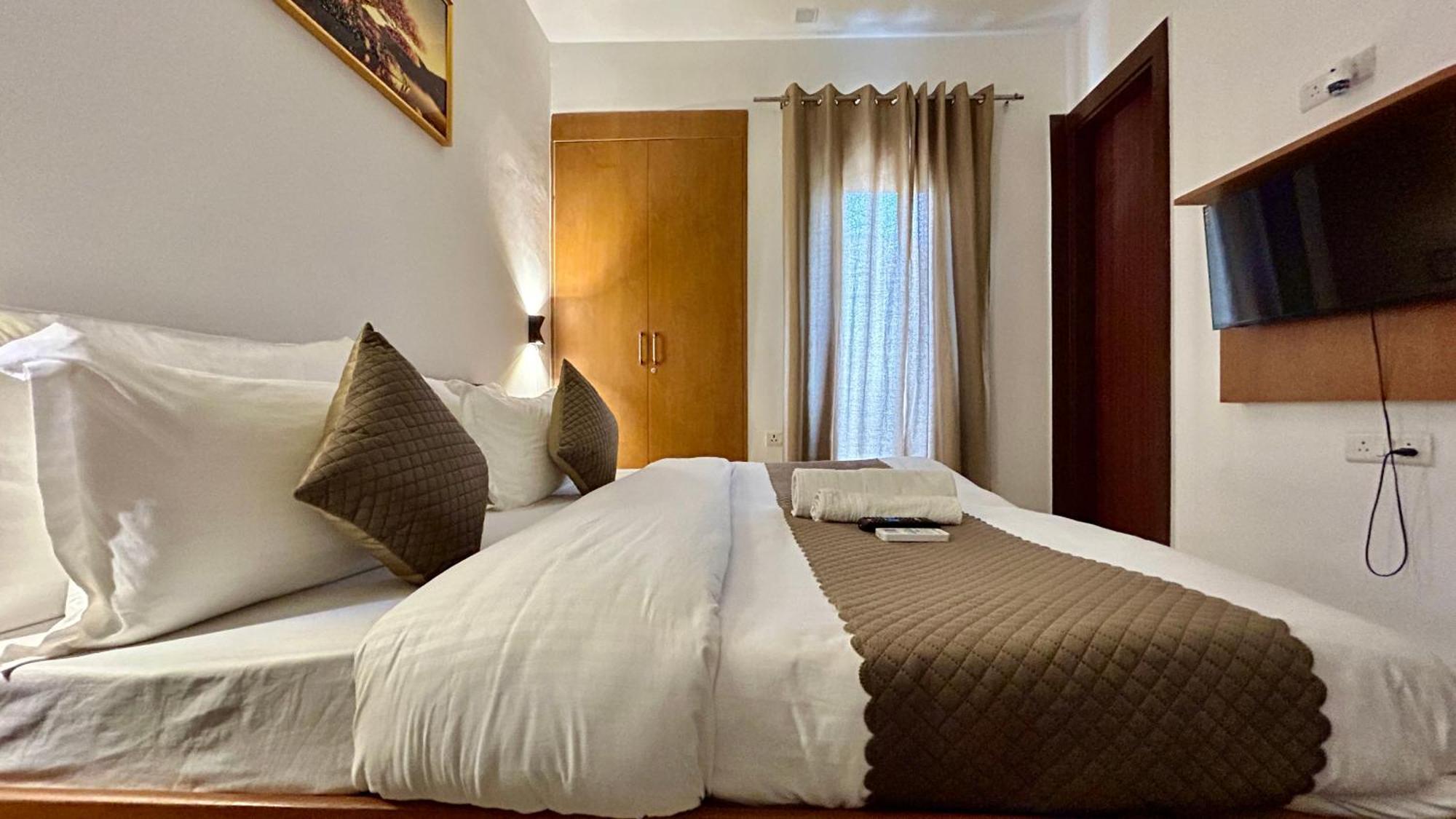Aura Luxury Studio I Couple Friendly I Near Golf Course Road, Sector 57, 구르가온 외부 사진